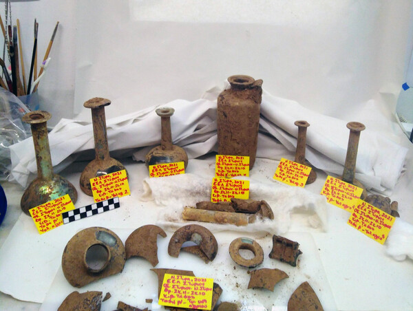 Μυροδοχεία και χάλκινη κάλαθος με κισσό σε κιβωτιόσχημο τάφο που βρέθηκε στα Νέα Στύρα