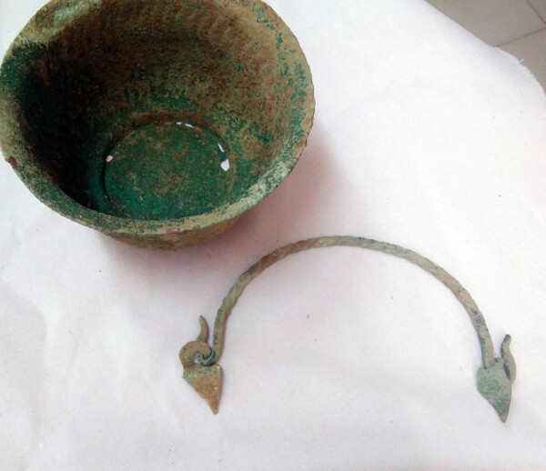 Μυροδοχεία και χάλκινη κάλαθος με κισσό σε κιβωτιόσχημο τάφο που βρέθηκε στα Νέα Στύρα