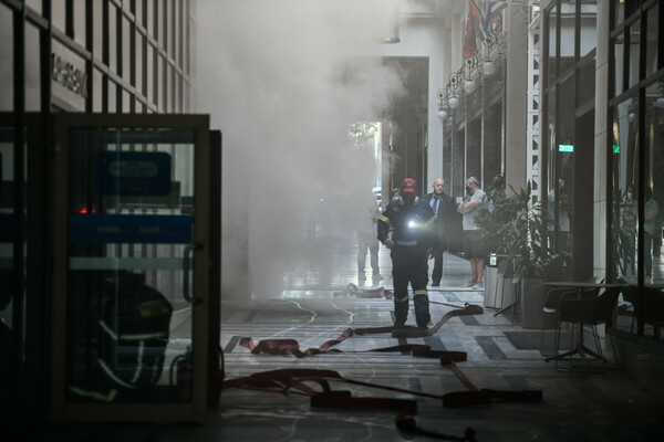 Εικόνες από τους πυκνούς καπνούς στο υπόγειο του κεντρικού κτιρίου της Alpha Bank
