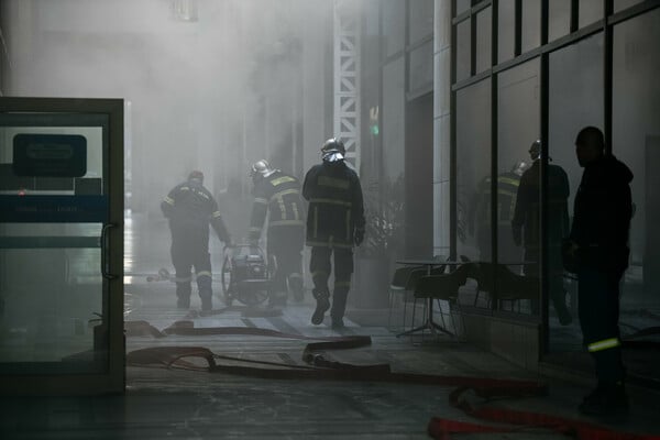 Εικόνες από τους πυκνούς καπνούς στο υπόγειο του κεντρικού κτιρίου της Alpha Bank