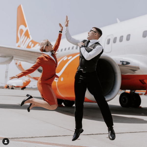 Αεροπορική εταιρεία αντικαθιστά τις γόβες των αεροσυνοδών με αθλητικά & τις φούστες με παντελόνια
