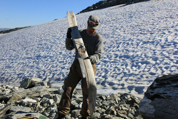 Νορβηγία: Ανακαλύφθηκε το αρχαιότερο ζευγάρι ξύλινων πέδιλων σκι, ηλικίας 1.300 ετών
