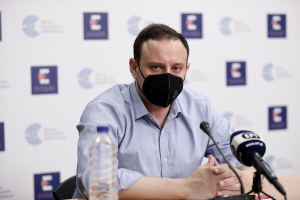 Μαγιορκίνης: Συγκρατημένη αισιοδοξία ότι η πανδημία περνά σε περίοδο παγκόσμιας ύφεσης