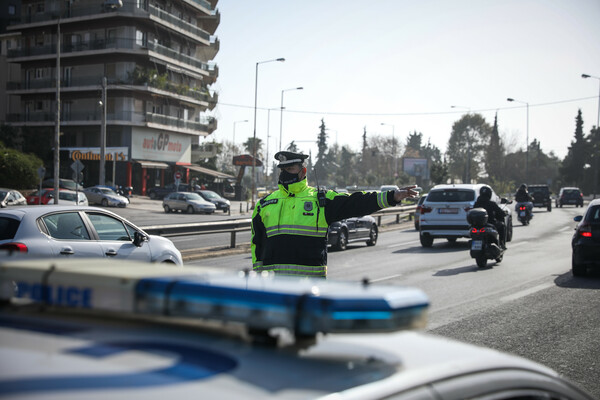 Μετ'εμποδίων η κυκλοφορία στην παραλιακή μετά από τροχαίο - Φορτηγό προσέκρουσε σε κολώνα 