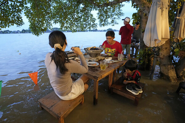 Ταϊλάνδη: Εστιατόριο επλήγη από τις πλημμύρες και οι πελάτες κάνουν ουρές για να φάνε μέσα στο νερό (Φωτογραφίες)