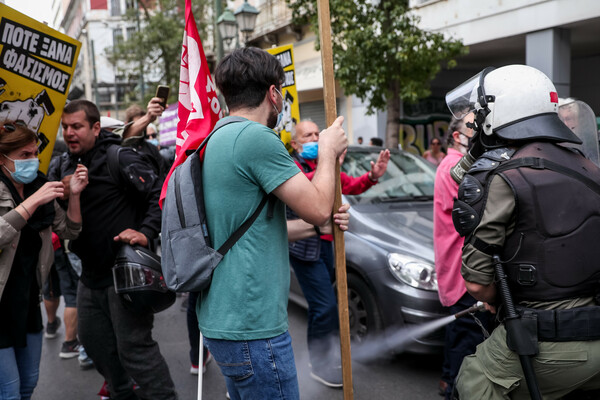 Ένταση και χημικά στο αντιφασιστικό συλλαλητήριο στην Ομόνοια