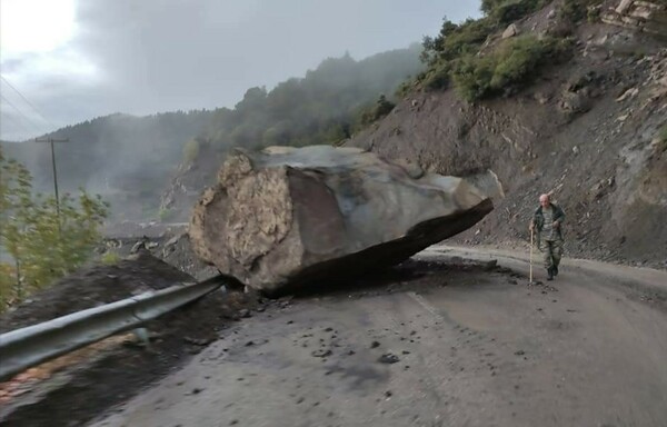 Άγραφα: Μεγάλος βράχος αποκολλήθηκε και «έκοψε» δρόμο στα δύο