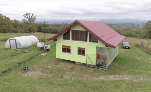 Βοσνία: Έφτιαξε σπίτι που περιστρέφεται, ώστε η σύζυγός του να απολαμβάνει διαφορετική θέα