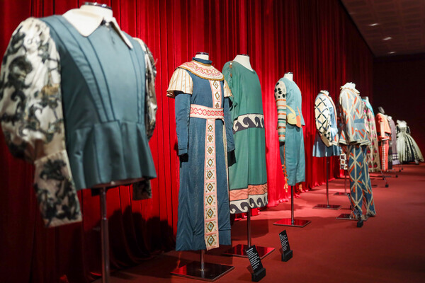53 μοναδικά κοστούμια από το Εθνικό Θέατρο στο μετρό του Συντάγματος