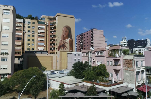 H UrbanAct και η VIZart έδωσαν χρώμα στα Τίρανα: Τεράστιες τοιχογραφίες στο κέντρο της πόλης