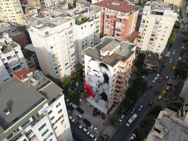H UrbanAct και η VIZart έδωσαν χρώμα στα Τίρανα: Τεράστιες τοιχογραφίες στο κέντρο της πόλης