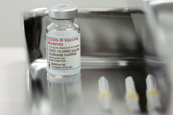 Αξιωματούχοι FDA: Το εμβόλιο της Moderna δεν πληρούσε τα κριτήρια για την αναμνηστική δόση