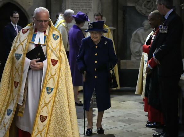 Η βασίλισσα Ελισάβετ με μπαστούνι- Πρώτη φορά σε μεγάλη δημόσια εκδήλωση