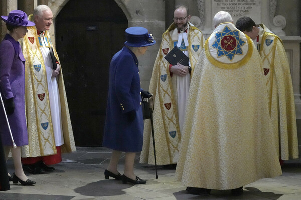 Η βασίλισσα Ελισάβετ με μπαστούνι- Για πρώτη φορά σε μεγάλη δημόσια εκδήλωση