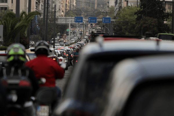 Κίνηση στους δρόμους της Αθήνας: Πού εντοπίζονται προβλήματα