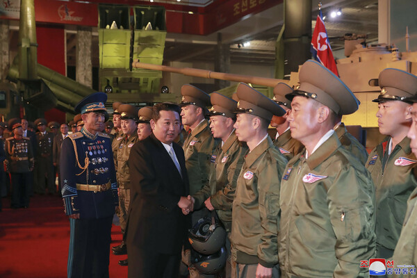Ο Κιμ Γιονγκ Ουν λέει ότι θέλει να φτιάξει «αόρατο» στρατό- Επίθεση στις ΗΠΑ για «εχθρότητα»