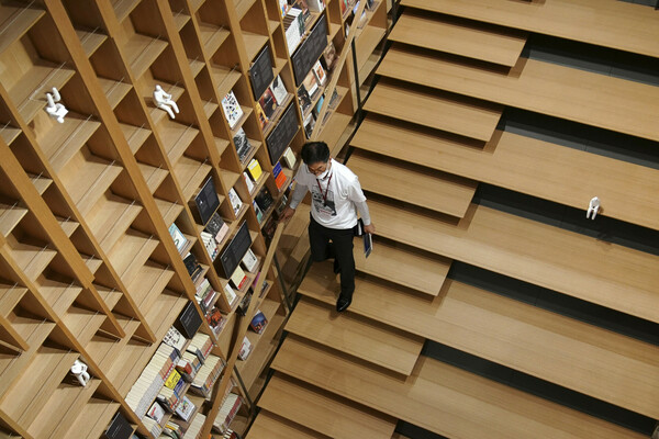 Μια βιβλιοθήκη αφιερωμένη στο έργο του Χαρούκι Μουρακάμι από τον Κένγκο Κούμα