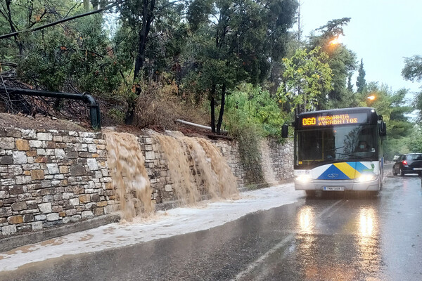 Η κακοκαιρία «Μπάλλος» μετέτρεψε τους δρόμους σε «λίμνες και ποταμούς» - Εικόνες από όλη την Αττική