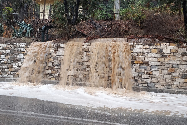 Η κακοκαιρία «Μπάλλος» μετέτρεψε τους δρόμους σε «λίμνες και ποταμούς» - Εικόνες από όλη την Αττική