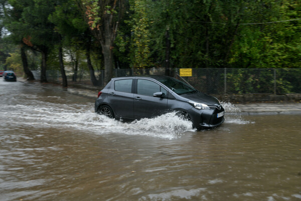 Κέρκυρα: Αυτοκίνητο παρασύρεται από τα ορμητικά νερά λόγω της κακοκαιρίας «Μπάλλος» [ΒΙΝΤΕΟ]