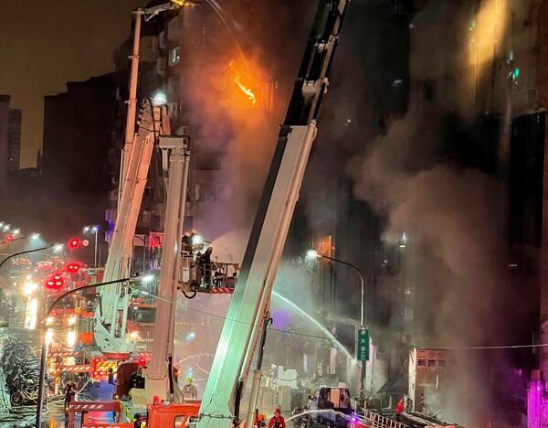 Ταϊβάν: Τουλάχιστον 46 νεκροί από φωτιά που ξέσπασε σε κτίριο 13ων ορόφων