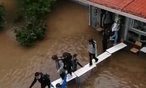 Νέα Φιλαδέλφεια: Μαθητές έφτιαξαν «γέφυρα» από θρανία για να βγουν από πλημμυρισμένες τάξεις