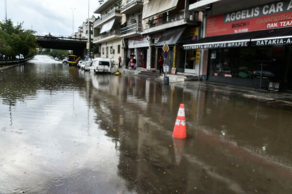 Η κακοκαιρία «Μπάλλος» μετέτρεψε τους δρόμους σε «λίμνες και ποταμούς» - Εικόνες από όλη την Αττική