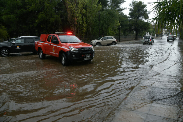 Κακοκαιρία «Μπάλλος»: Πάνω από 1.100 κλήσεις στην Πυροσβεστική- Πού έχει διακοπεί η κυκλοφορία των οχημάτων
