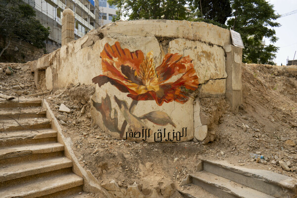 Τα θεραπευτικά λουλούδια της Faith XLVII στα ερείπια του Λιβάνου, ένα σημάδι ελπίδας