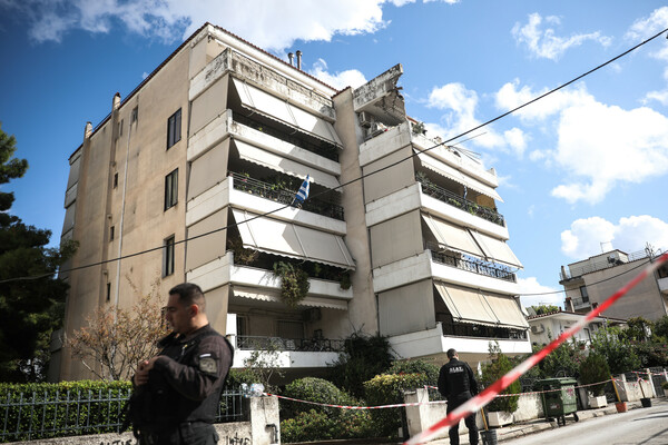 Κατάρρευση μπαλκονιού στο Χαλάνδρι: Εικόνες από την πολυώροφο πολυκατοικία