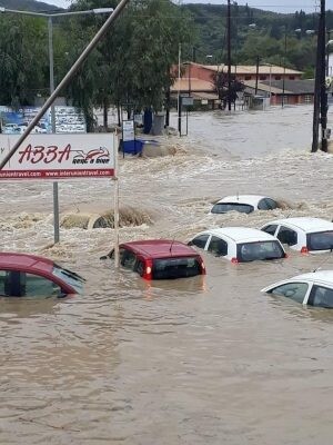 Κέρκυρα: Το νερό «κατάπιε» τα αυτοκίνητα - Τεράστια καταστροφή από την κακοκαιρία «Μπάλλος»
