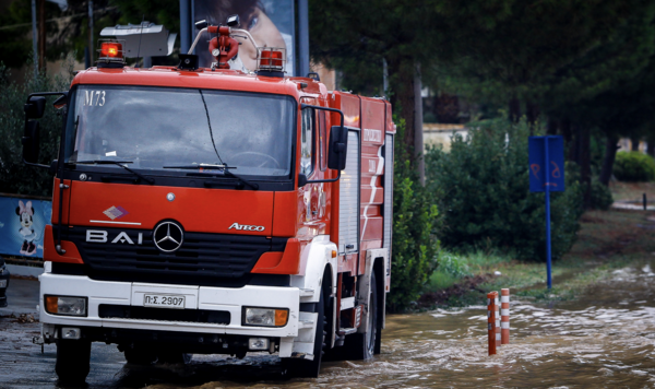 Έπεσε κι άλλο μπαλκόνι - Από κτήριο στη Μεταμόρφωση