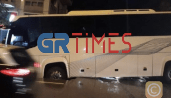 Θεσσαλονίκη - κακοκαιρία: Υποχώρησε ξαφνικά ο δρόμος και λεωφορείο κόλλησε στην «τάφρο»