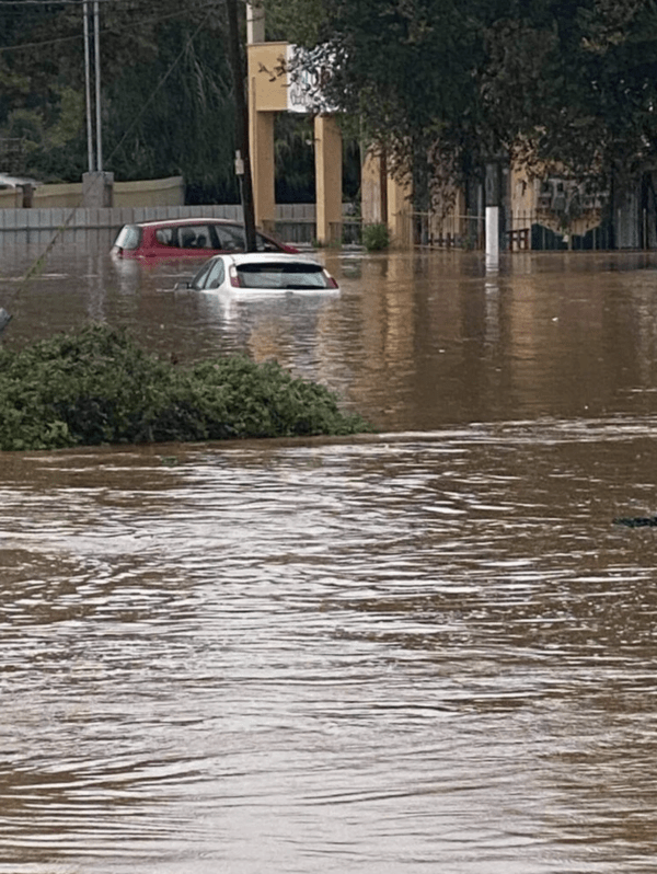 Κέρκυρα: Το νερό «κατάπιε» τα αυτοκίνητα - Τεράστια καταστροφή από την κακοκαιρία «Μπάλλος»