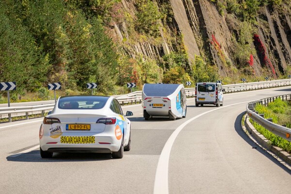 Ολλανδοί φοιτητές έκαναν road trip 3.000 χλμ με ηλιακό τροχόσπιτο δικής τους κατασκευής