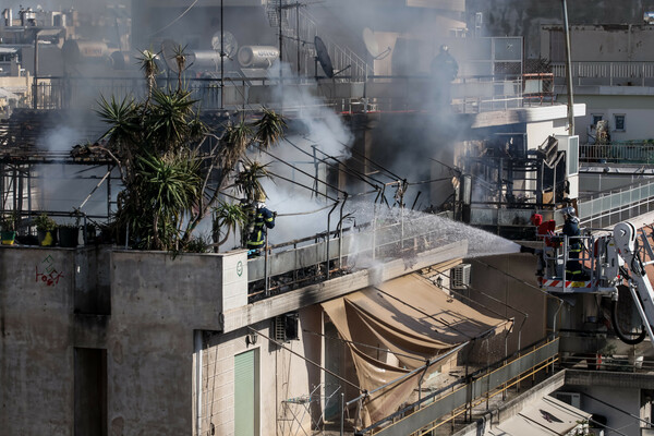 Φωτιά στον Κολωνό: Συγκλονιστικό βίντεο - Ένοικος της πολυκατοικίας ξέφυγε πατώντας σε τέντες