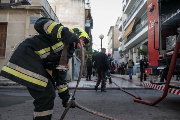 Φωτιά στον Κολωνό: Συγκλονιστικό βίντεο - Ένοικος της πολυκατοικίας ξέφυγε πατώντας σε τέντες