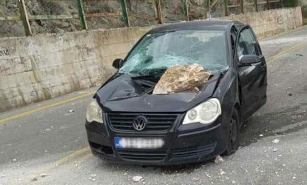 Κατολίσθηση στον δρόμο από Αράχωβα προς Λιβάδι- Βράχος έπεσε σε αυτοκίνητο