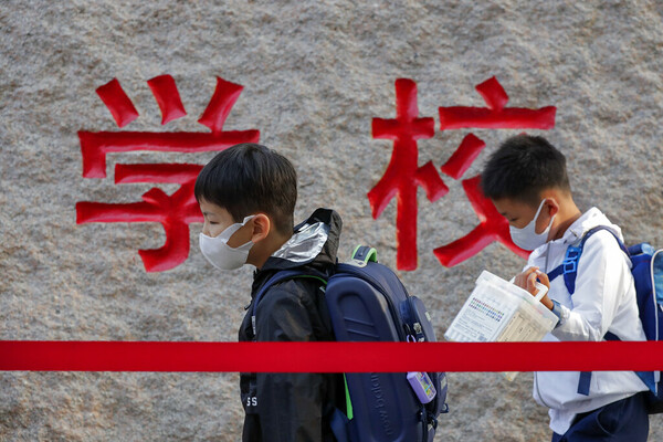 Κίνα: Προωθείται νόμος που θα τιμωρεί τους γονείς παιδιών με «κακή ή παραβατική συμπεριφορά»
