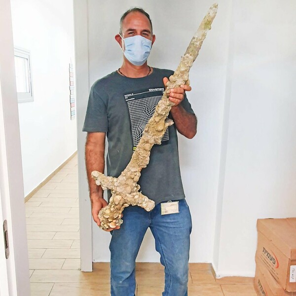 Sharp-eyed diver finds crusader’s ancient sword on Israeli seabed