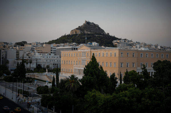 Ρωγμές στη Βουλή - Tασούλας: Καμία ανησυχία για τη στατικότητα του κτιρίου 