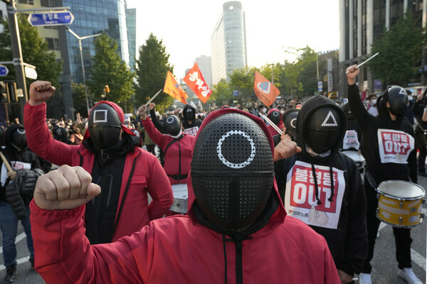 Χιλιάδες συνδικαλιστές διαδήλωσαν φορώντας στολές του Squid Game στη Νότια Κορέα