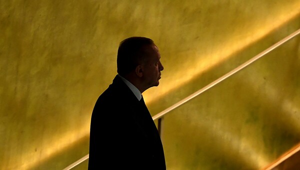 Ο Ρετζέπ Ταγίπ Ερντογάν μπροστά από χρυσό τοίχο