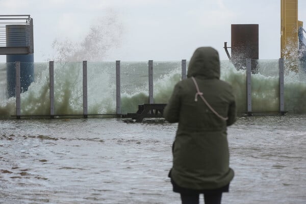 Ο τυφώνας «Ιγνάτιος» σαρώνει τη Γερμανία: Σφοδρή κακοκαιρία από τον τυφώνα "Ιγνάτιος" 