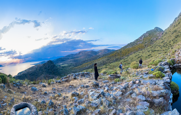 Στην Αίγινα και μετά το καλοκαίρι: Όλοι οι λόγοι που είναι ένας ιδανικός χειμερινός προορισμός