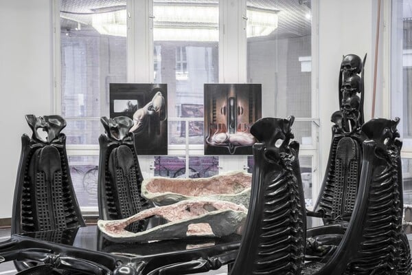 Ο κόσμος των τεράτων και των οραμάτων του H.R. Giger και της Mire Lee σε μια έκθεση στο Schinkel Pavilion
