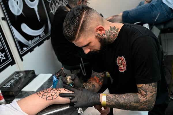Κορμιά γεμάτα πανέμορφα τατουάζ στο 5o Athens Tattoo Expo