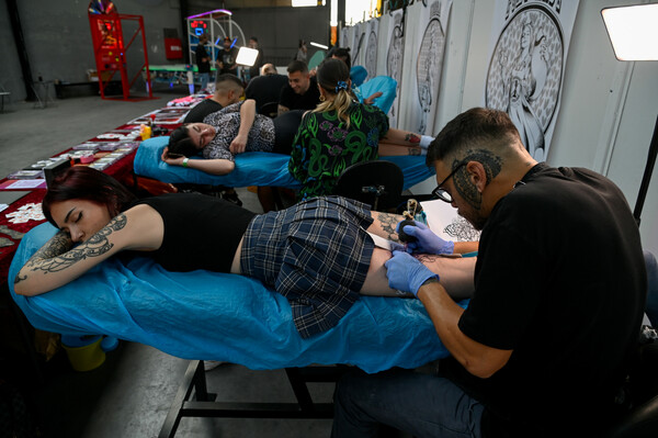 Κορμιά γεμάτα πανέμορφα τατουάζ στο 5o Athens Tattoo Expo