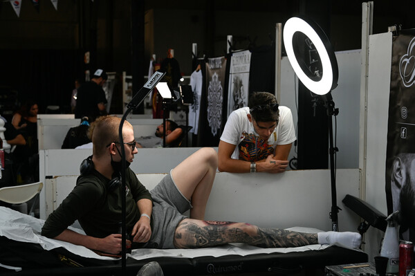 Κορμιά γεμάτα πανέμορφα τατουάζ στο 5o Athens Tattoo Expo