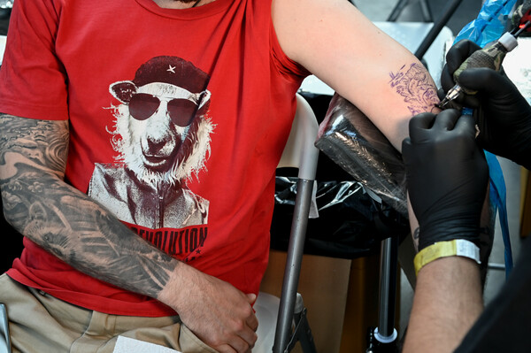 Κορμιά γεμάτα πανέμορφα τατουάζ στο 5o Athens Tattoo Expo